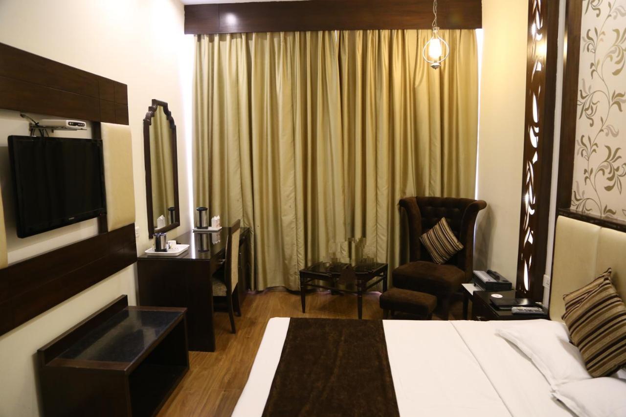 Hotel Parbhat Inn Panchkula Esterno foto