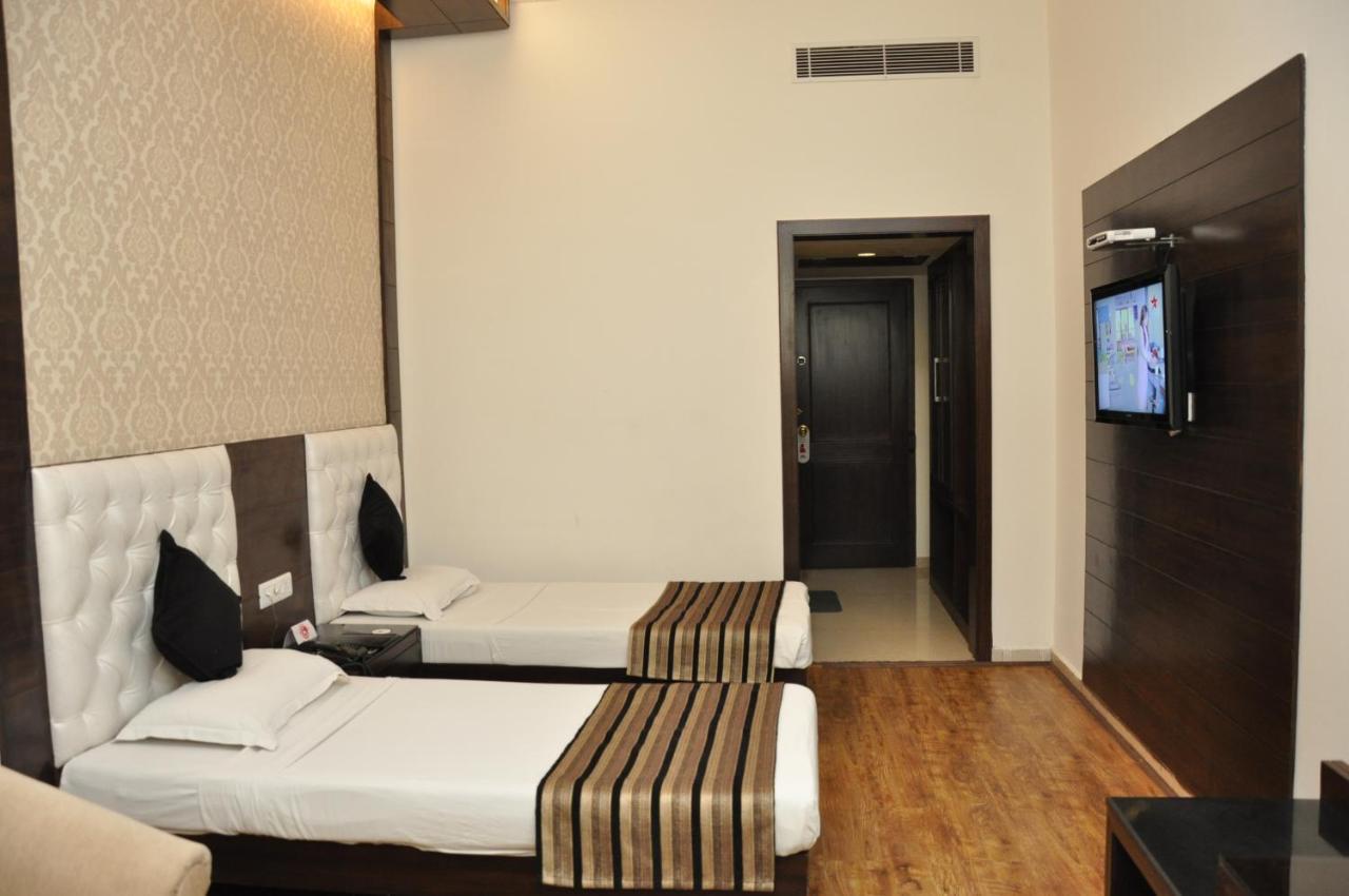 Hotel Parbhat Inn Panchkula Esterno foto
