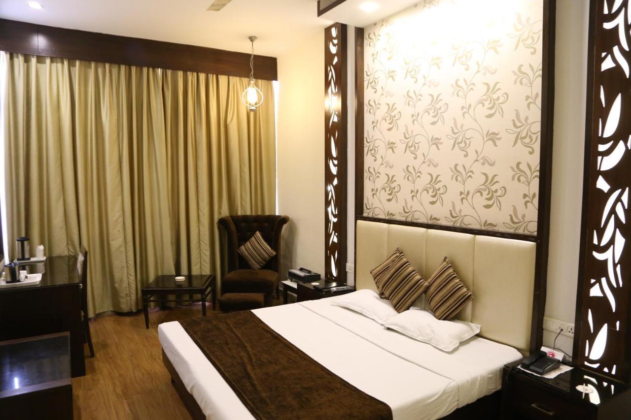 Hotel Parbhat Inn Panchkula Esterno foto